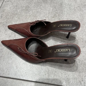 Kort klacksko - Säljer dessa underbara klackskor som tyvärr inte passar mig 💛