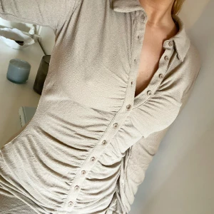 Klänning  - Klänning med snygg figur. Stl S, passar dig en M också! Använd fåtal ggr.