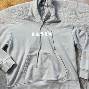 En jätte fin Levis hoodie 💕 har inte använt tröjan mycket och den är som ny 💓 färgen på hoodie grå/blå 💖 Hoodien är i storlek S😙