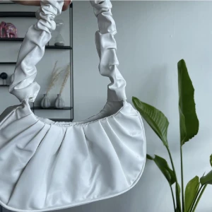 Vit väska - En vit handväska som jag säljer på grund av att den inte kommer till användning. Väskan är i helt nyskick då den aldrig är använd🥰