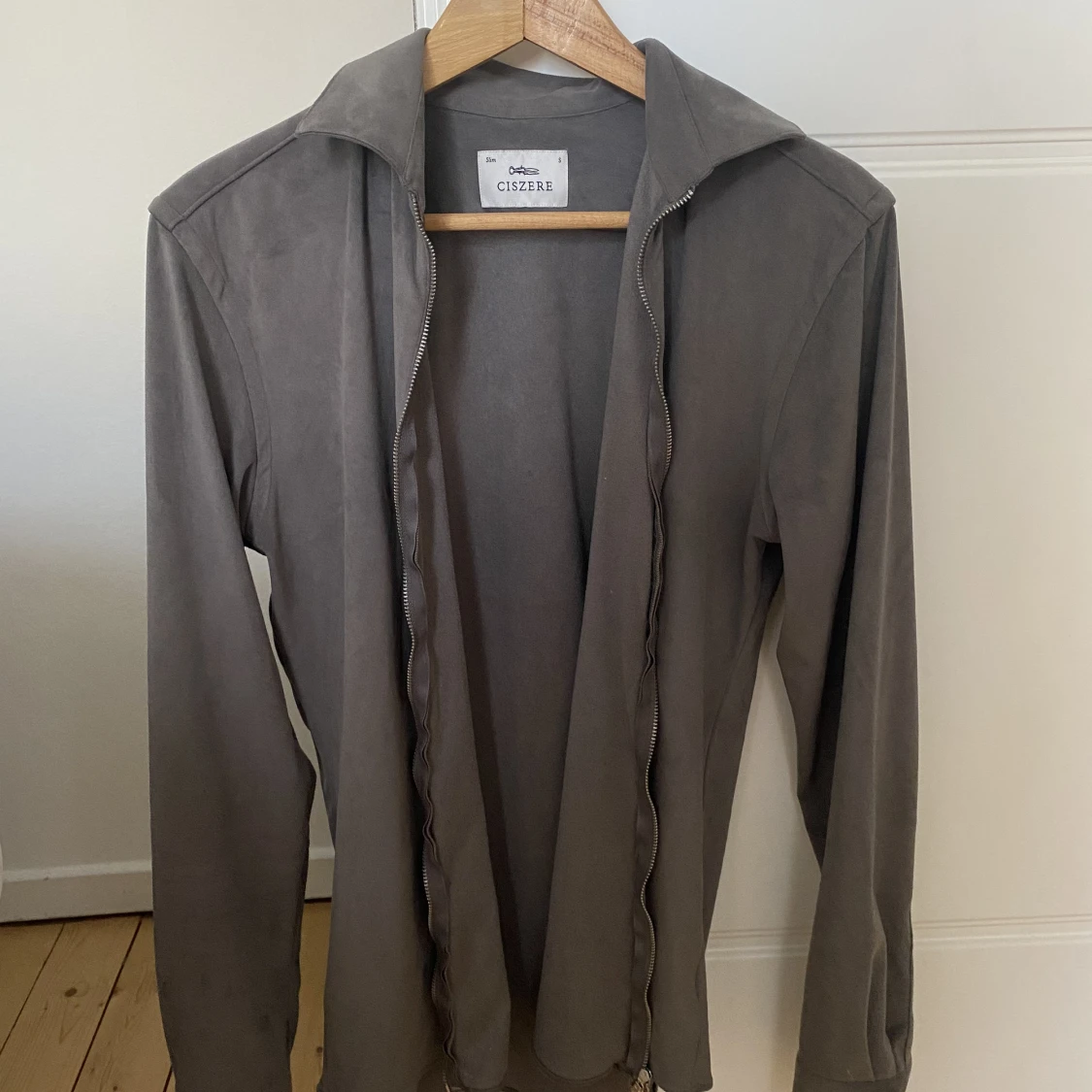 Grå sammet overshirt