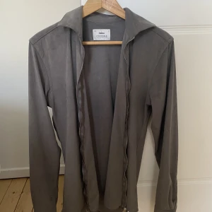 Grå sammet overshirt - Grå sammet overshirt.  - Storlek S (slim)  - Använd fåtal gånger (som ny). 