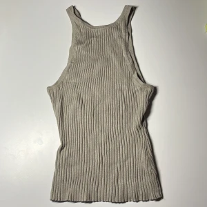 Linne  - Normallångt linne, hög hals Bra skick, använd vid enstaka tillfällen Storlek: xs