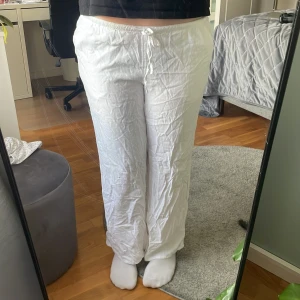 Linnebyxor från hm - Säljer mina linnebyxor då dom är lite för korta för mig som är 1,68. Aldrig använda, endast testade och tvättade en gång. Kan mötas i Göteborg, annars betalar köparen frakten🥰