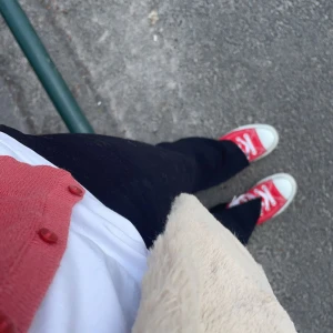 Converse  - Röda höga Converse  Strl. 38  Köpta från sellpy, använda en gång. Lite fläckig på undersidan men som inte riktigt syns när de sitter på.  Finns tecken på användning på tårna. 