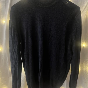 Stickad tröja  - Svart stickadtröja med krage 