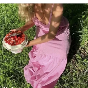 Rosa klänning - Rosa långklänning från Ginatricot i storlek XS