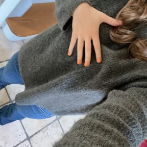 Stickad tröja - stickad tröja perfekt till sommar kvällar och resturangen! I en mörk grön färg från pieces💚jag har en precis likadan i en rosa färg som jag kan lägga till ifall de skulle vara intressant💗storleken är L, jag har oftast xs men tycker den passar perfekt🤟🏼