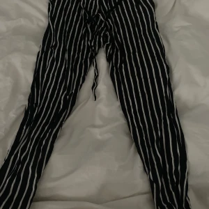Randig byxa - Randig byxa från Lindex  Strlk 170 Använd men fint skick 