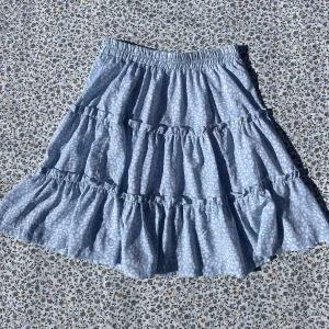 Blå kjol  - Blå kjol med volanger💙