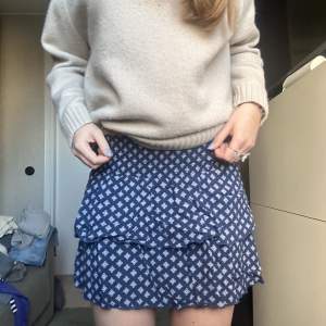 Så söt kjol från H&M, säljs inte längre och är dösnygg nu till sommaren! I storlek 38 men passar mig som vanligtvis har xs eller s (34/36) 