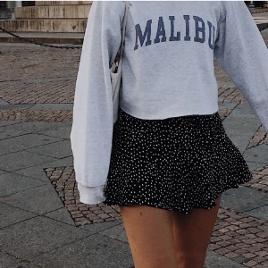 zara kjol - jätte fin prickig zara kjol från zara. köpt från plick och bilderna är från förra ägaren. super bra skick, som ny🥰möts helst upp men kan också posta. Storlek m men passar bra på mig som brukar ha xs och s. pris kan diskuteras🙏