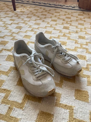 Vita veja sneakers - Veja sneakers i storlek 38! 