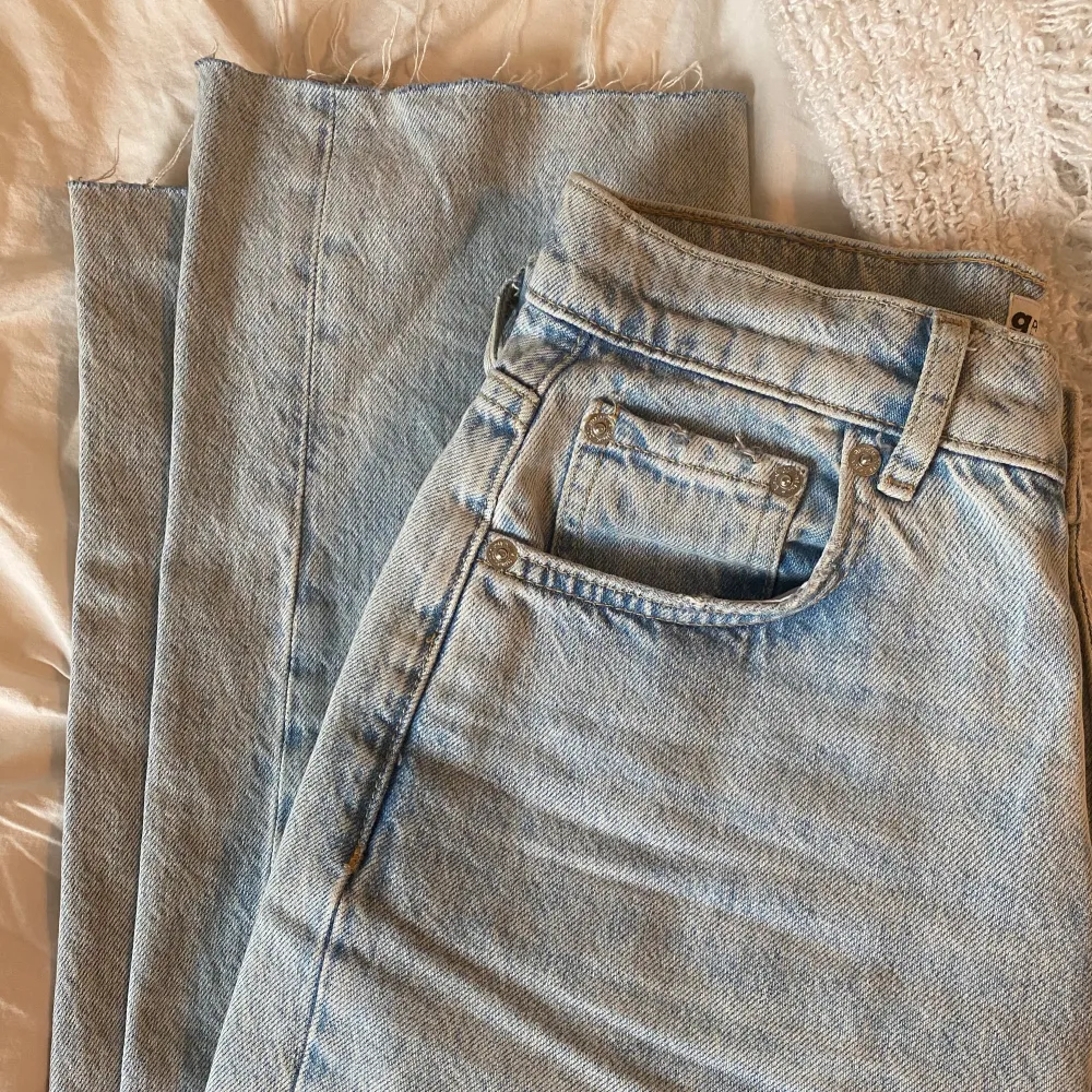 Avklippta och långa på mig som är ca162 🥳 599kr ordinarie pris. Jeans & Byxor.