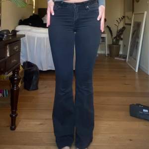 Ett par svarta bootcut-jeans från märket Crocker. Dessa sitter som en smäck men har tyvärr blivit för små. Storlek 26/33. 