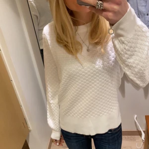 snygg stickad tröja - en super snygg stickad tröja i ett tunnare material från dobber i strl S