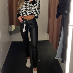 Skinnbyxor - Molly skinnbyxor från ginatricot storlek XS. Använt men bra skick!