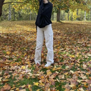 Beiga cargobyxor från hm. - Använda fåtal gånger. Nypris 400