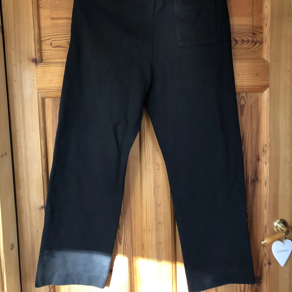 Svarta mjukiskostymbyxor med rak passform, passar killar mellan 175-180cm. Nästan oanvända, säljs då dem är för små. Frakten ingår i priset💚. Jeans & Byxor.