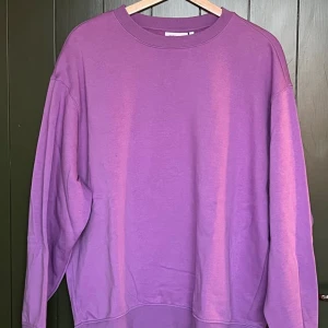 Weekday Tjocktröja - Jättesnygg tröja från weekday säljer pågrund av att den var för stor.