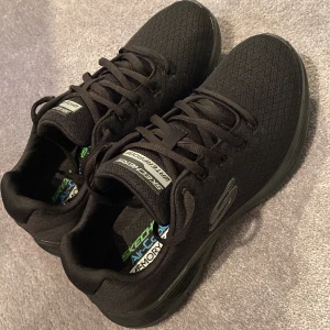 Skechers waterproof - Säljer dessa nya och extremt sköna skor då de tyvärr var lite för små, de är storlek 41 men skulle säga att de passar mer som 40. I toppskick då dem endast är använda en gång. Pris kan diskuteras