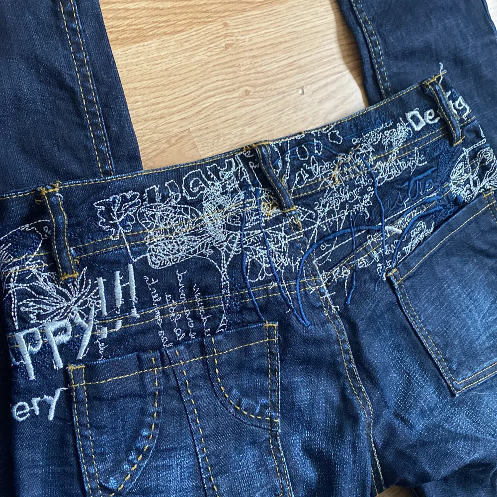 Köpta för 1000+ men säljer för 350 då dem är använda ett fåtal gånger💗 tryck gärna på köp nu 💝. Jeans & Byxor.