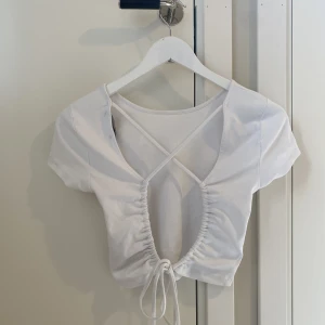 topp - jättesöt topp med öppen rygg. köpt på ginatricot förra sommaren. köparen står för frakten💞