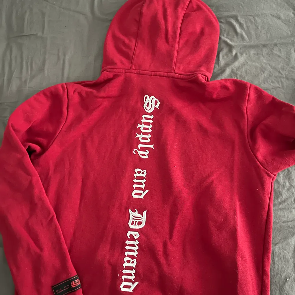 supply and demand hoddie i storlek M nu pris runt 500-600, använd 2-3 gånger. säljer för används ej längre 10/10 skick . Hoodies.