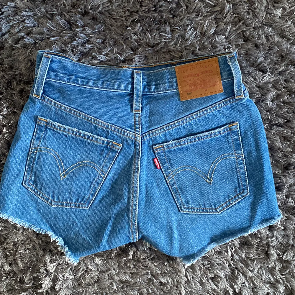Ett par Levis jeans shorts perfekta till sommaren. Jag köpte de förra sommaren och nu har de tyvärr blivit för små men de är som nya, inga skador💕. Shorts.