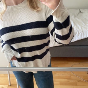 Randig stickad tröja - Intressekoll på denna fina och trendiga tröja! Om många är intresserade kan det bli eventuell budgivning! Inga tydliga defekter och använts mindre än 10 gånger🫶 Skicka prisförslag🫶