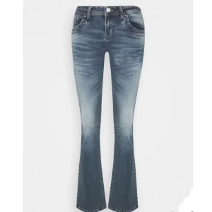 LTB jeans - Säljer mina LTB Valerie jeans i storlek 26x34. De är i bra skick men har en liten slitning längst ner på ena benet (bild 3). Original pris 830 kr 
