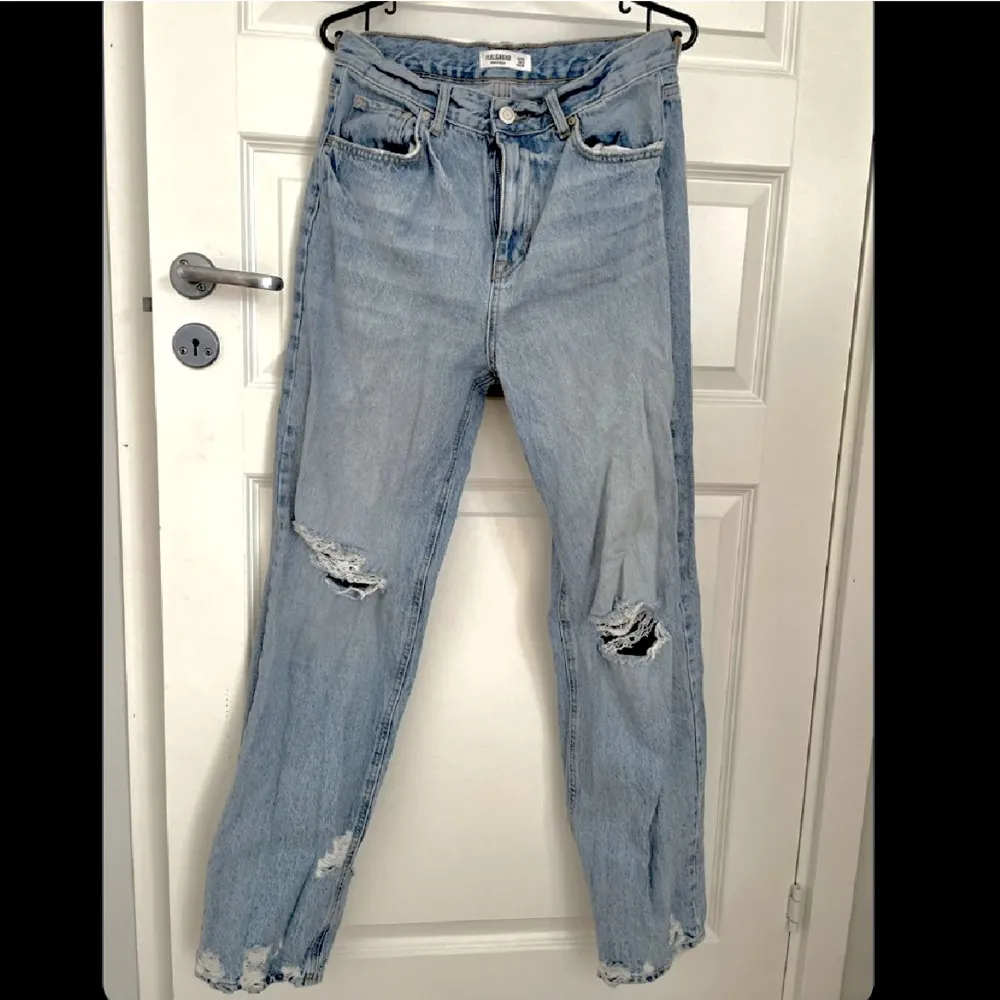 Säljer ett par blåa jeans eftersom jag tränat ben lite för mycket, använda ett par gånger. St. 38 men skulle nog funka för någon som har 36 också. Dom är i bra skick och sköna. Första bilden är lika men ljusare färg.  Nypris 399 - mitt pris 250  + frakt . Jeans & Byxor.