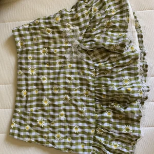 Söt kjol - Från shein, fin grön färg och slutar i en volang. Knappt använd