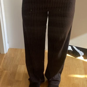 Randiga kostymbyxor från Nakd - Randiga kostymbyxor från Nakd i fint skick. Storlek 34, men jag kan ha dom som vanligtvis brukar ha 36/38. Pris 250kr Finns i Kalmar, kan fraktas men då står köparen för frakten💕