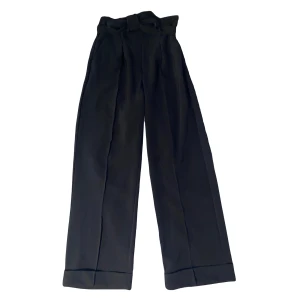 Svarta fest byxor  - Rätt så lätt o lite tunt material. Använda en gång. 