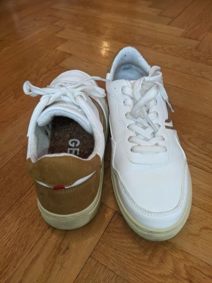 Genesis sneakers 39 - Använda 3 gånger. Tyvärr lite för små för mig, men jättesnygga Genesis sneakers i veganskt läder. Köpta för 1,100 och säljer för 400kr. 