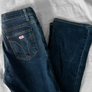 Miss Sixty Jeans  - Innerbenslängd: 78  💋   Midja: 76 cm   Lågmidjade boothcut jeans från Miss Sixty. Inga defekter 💋         Säljer ett till par i en annan annons:)  