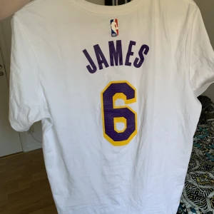 LAKERS LEBRON JAMES TRÖJA - Den är å mycket bra skick då den knappast är använd, den är köpt inne i LA Lakers arena (crypto arena) för cirka 700kr Den är storlek L men den passar som en blandning av L och M Kan mötas upp i Värmland  Pris kan diskuteras