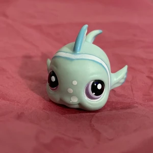 Littlest pet shop Fish #1315 - Äkta och i mycket bra skick, skriv gärna för fler bilder! kolla gärna mina andra annonser då jag kan skicka dom i samma paket, frakten kan öka från 15kr till 30kr om det överstiger 100gram vid samfrakt