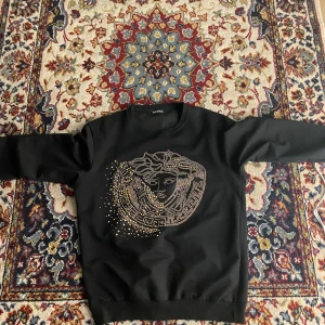 Versace tröja - Säljer min Versace tröja för att jag inte använder den den är i ett bra skick använt den 10 gånger typ är XL men passar och L