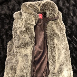 Päls väst  - Säljer denna jättesnygga päls västen som är köpt här på plick. Den var tyvärr lite för liten för mig och kom ej till användning så nu säljer jag den här ❤️den är i storlek xs och är i mycket bra skick ❤️❤️