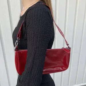 Röd väska med liten innerficka