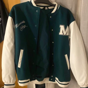 Baseball jacka  - En grön och vit baseboll jacka ifrån h&m. Storlek xs men jacka är oversize i modellen. Använd högst en gång så den är i ny skick. Säljs för den inte är min stil längre. Köpt för 500kr. Pris kan diskuteras🥰