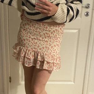 Gullig kjol - Gullig kjol som även kan användas som topp. Storlek S i bra skick, använd fåtal gånger💓