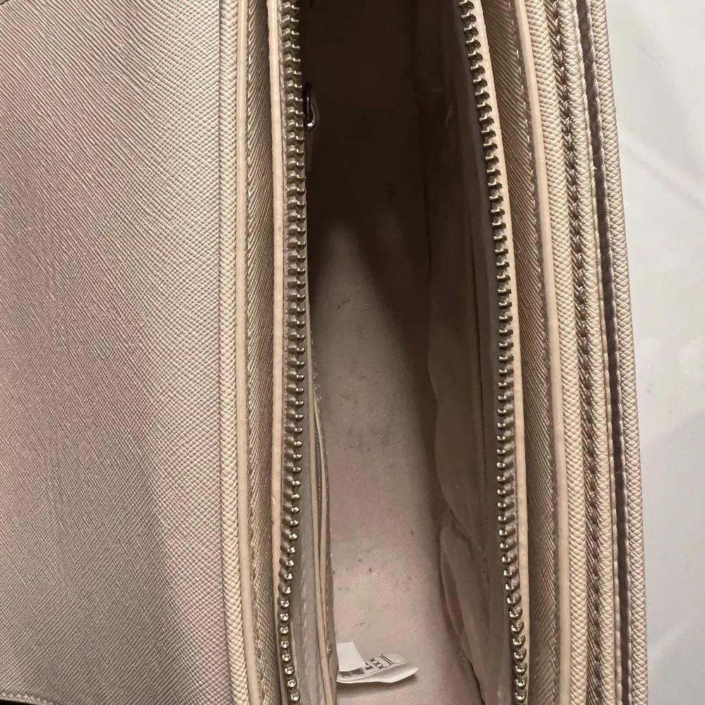 Valentino väska i använt skick säljes då den ej används längre, stropparna som hänger ner för låset är missfärgade men själva låset kan man knipsa av om man vill☺️150+frakt om den ska skickas, man får även med en liten Valentino påse. Väskor.
