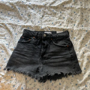 Shorts från zara - Oanvända, säljer pga att dom är för små för mig tyvärr 💕