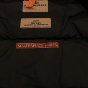 Parajamper kobuk väst - Jackor & ytterplagg, stl. 44 (S), Herr En fräsch Para jumper  väst som inte säljs längre i Johnells, köpt från Johnells , har haft den i 2 år inga skador på den. Storlek small  Pris kan eventuellt diskuteras. 3500 kr