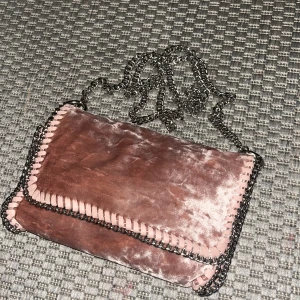 💞💞💞 - Här säljer jag en väska och den är köpt på Gina Tricot den är i bra skick men inte knappen om ni vill ha fler bilder så kan ni skriva det privat den är mocka aktigt ⚠️TRYCK EJ PÅ KÖP NU⚠️och frakten är 60+kr