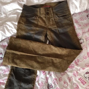 Only Jeans - Säljer dessa super snygga jeans från Only som inte passar mig! De är i brunt mocka och i grått ”jeans” tyg  Bilderna är lånade av Svea Millbom🌸