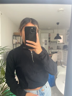 Croppad topp - En stickad croppad svart topp från chiqulle, en liten dragkedja som går halvvägs